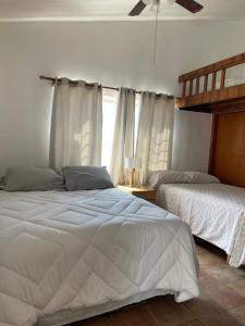 um quarto com 2 camas e uma janela em Baja Azul em Ensenada