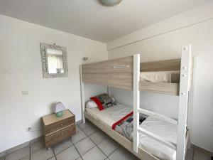 a small bedroom with a bunk bed and a mirror at Appartement confortable au centre de Banyuls, à 300 m de la plage, idéal pour 4 personnes - FR-1-309-5 in Banyuls-sur-Mer +3 photos