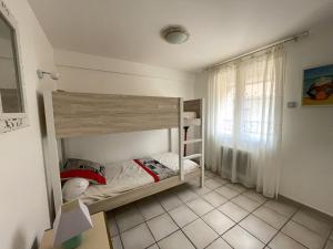 バニュルス・シュル・メールにあるAppartement Banyuls-sur-Mer, 3 pièces, 4 personnes - FR-1-309-5の二段ベッド1組、窓が備わる小さな客室です。