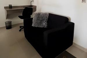 uma cadeira preta num quarto com uma secretária em 304 Moderno Aparta-Suite en Versalles Tipo Loft - Cali Tower Suites & Lofts em Cali