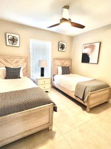 um quarto com 2 camas e uma ventoinha de tecto em Spacious Home Near Downtown & the Beach em Delray Beach