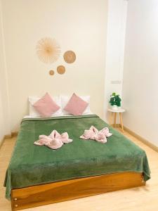 um quarto com uma cama com duas toalhas em private room with share bathroom at Little wild house Khaosok em Parque Nacional de Khao Sok
