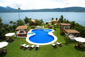 een luchtzicht op een resort met een zwembad bij El Chante Spa Hotel in Jocotepec