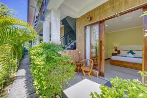 een slaapkamer in een villa met een bed en planten bij Ped Cottage in Nusa Penida