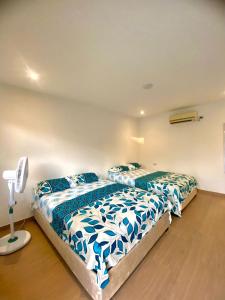 two beds sitting next to each other in a bedroom at CONFORTABLE CABAÑA EN SABANAGRANDE in Sabanagrande