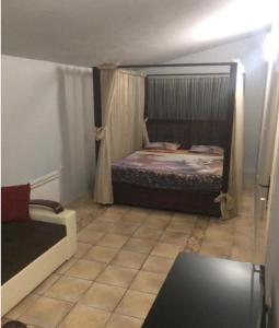 Un pat sau paturi într-o cameră la *Ana Maria*Hostel/rooms&bunk bed
