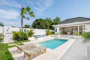 ein Hinterhof mit einem Swimmingpool und einem Haus in der Unterkunft Casa Maro Uluwatu in Uluwatu