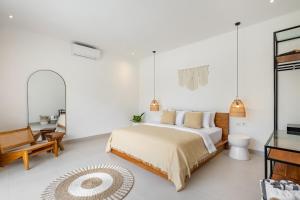 ein Schlafzimmer mit einem Bett und einem Schreibtisch in der Unterkunft Casa Maro Uluwatu in Uluwatu + 32 Fotos