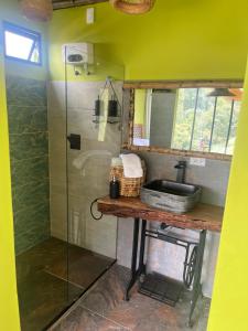W łazience znajduje się umywalka i prysznic. w obiekcie Glamping ríos voladores pereira w mieście Pereira