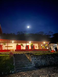 un edificio con scale di fronte ad esso di notte di Hacienda la Chocha a San Rafael
