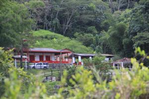 una casa su una collina vicino a una foresta di Hacienda la Chocha a San Rafael