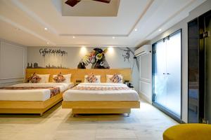Postel nebo postele na pokoji v ubytování Hotel The Cottage Yes Please - Traveller Choice Award winner 2025 + 37 fotografií