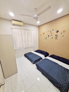 Postel nebo postele na pokoji v ubytování 23 Sri Kluang HomeStay - Up to 15pax