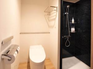 een kleine badkamer met een toilet en een douche bij La'gent Stay Shin Sapporo in Sapporo