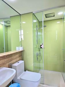 een badkamer met een douche, een toilet en een wastafel bij Sky Suites KLCC Kuala Lumpur in Kuala Lumpur