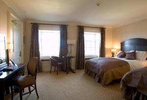 Posteľ alebo postele v izbe v ubytovaní Baileys Hotel Cashel