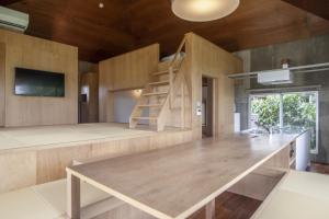 duża kuchnia z drewnianym stołem i schodami w obiekcie Oase Akaishi - Vacation STAY 69684v w mieście Ibaruma