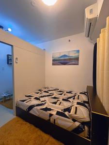 A bed or beds in a room at SMDC coolsuites by Maryanne's staycation