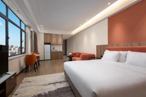 una camera d'albergo con letto e cucina di Paradiso Jiamusi a Jiamusi