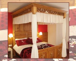 Ένα ή περισσότερα κρεβάτια σε δωμάτιο στο Ashbourne House Hotel
