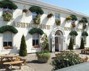 un edificio bianco con un tavolo di fronte di Ashbourne House Hotel a Ashbourne