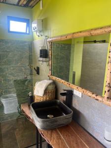 La salle de bains est pourvue d'un lavabo et d'une douche. dans l'établissement Glamping ríos voladores, à Pereira