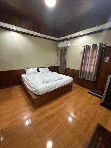 een slaapkamer met een bed in een kamer bij Mona House Phuket in Ban Na Bon