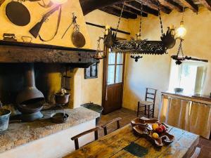 een keuken met een tafel en een fornuis in een kamer bij Appartamento nel castello del cardaneto in Montone