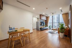 cocina y sala de estar con mesa y sillas en Eco Green Saigon Luxury Apartment, en Ho Chi Minh