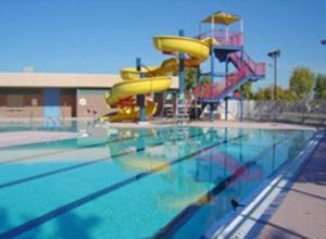 einen Pool mit einem Wasserpark mit Rutsche in der Unterkunft Casa Rio spacious 3 bd/ 3.5 bath near airport in Las Vegas