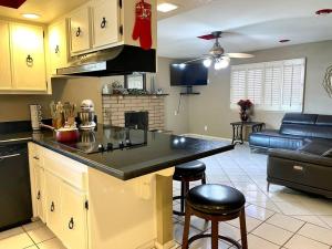 eine Küche mit einer Arbeitsplatte und ein Wohnzimmer in der Unterkunft Casa Rio spacious 3 bd/ 3.5 bath near airport in Las Vegas