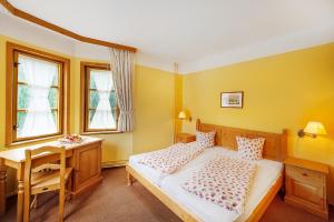 Postel nebo postele na pokoji v ubytování Alpský Hotel