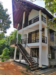 Malwathu Oya Forest Garden في أنورادابورا: منزل امامه درج
