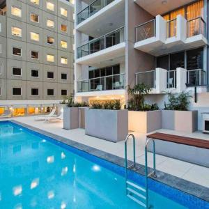una piscina frente a un edificio en Central CBD Studio, Balcony, Pool, Gym, Sauna, en Brisbane