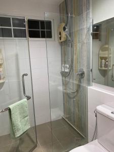 een douche met een glazen deur in de badkamer bij Indy 2 Bangna KM 7 Cozy Townhome near Ikea Mega Bangna 15m to Airport in Bang Kew Yai