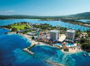 una vista aerea sul resort e sull'oceano di Villa Amore Jamaica - Between Montego Bay & Ochi Rios Includes Cook a Discovery Bay