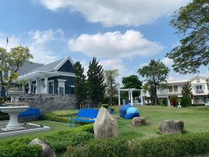 a house with a garden with rocks in the yard at Indy 2 Bangna KM 7 Cozy Townhome near Ikea Mega Bangna 15m to Airport in Bang Kew Yai