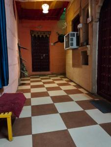 齋沙默爾的住宿－Hostel Lucky homestay，一间设有 ⁇ 板地板和门的房间