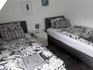 dos camas sentadas una al lado de la otra en un dormitorio en Nice holiday apartment in Ostbevern, en Ostbevern