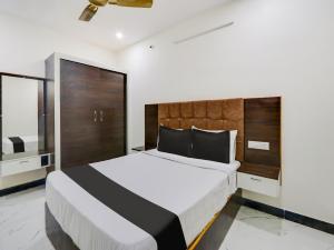 ein Schlafzimmer mit einem großen Bett in einem Zimmer in der Unterkunft Super OYO Hotel Arjun Residency in Khammam