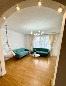 Private building - Apartment في بيستريتسا: غرفة معيشة مع أريكة وطاولة