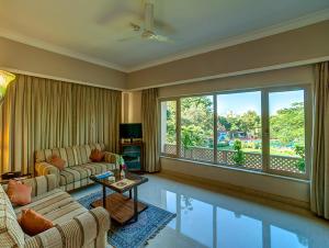 sala de estar con piscina en el centro de la sala de estar en Renest Shraddha Inn - Shirdi, en Shirdi