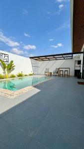 um pátio com uma piscina ao lado de um edifício em Sidra chalet 
