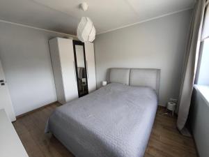 een kleine slaapkamer met een bed en een koelkast bij Särevere apartment in Särevere Asundus