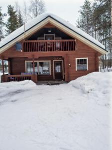 a log cabin in the snow with a driveway at Lapikas in Kallo