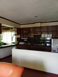 cocina con encimera blanca en una habitación en Good for 15pax excess charge 350 per head, en Tagbilaran City