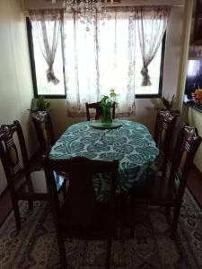 una mesa de comedor con un mantel verde. en Good for 15pax excess charge 350 per head, en Tagbilaran City