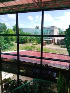 una vista desde una ventana de un patio de trenes en Good for 15pax excess charge 350 per head, en Tagbilaran City