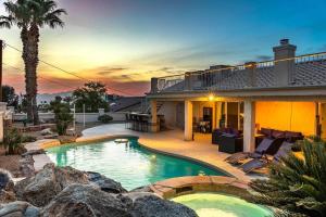 una casa con piscina nel cortile di HavaMemorable Stay Pool Spa Firepit VIEWS! a Lake Havasu City