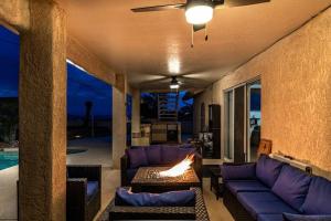 Area soggiorno di HavaMemorable Stay Pool Spa Firepit VIEWS!